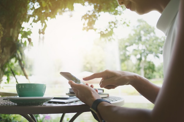 kobieta za pomocą inteligentnego telefonu komórkowego na zewnątrz