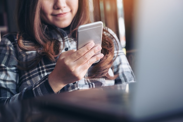 kobieta za pomocą inteligentnego telefonu