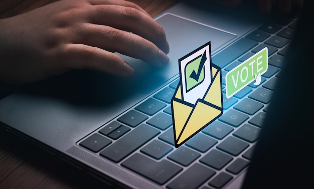 Kobieta za pomocą laptopa do elektronicznej ankiety. Wybory i koncepcja polityczna. Głosowanie przez Internet.