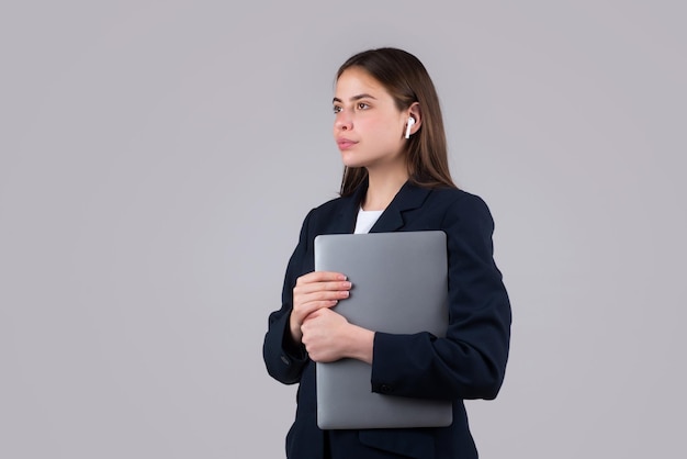 Kobieta za pomocą laptopa na białym tle młoda sekretarka