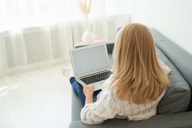 kobieta za pomocą laptopa w domu