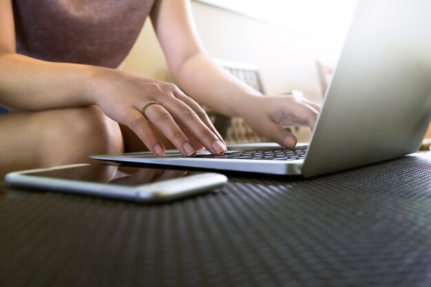 Zdjęcie kobieta za pomocą laptopa, wyszukiwanie w sieci, przeglądanie informacji