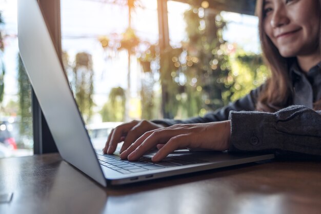 kobieta za pomocą laptopa