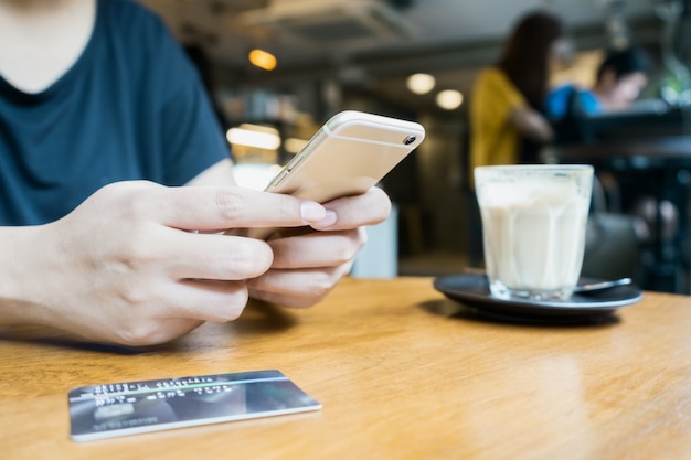 Kobieta za pomocą smartfona dla transakcji mobilnych lub zakupy online