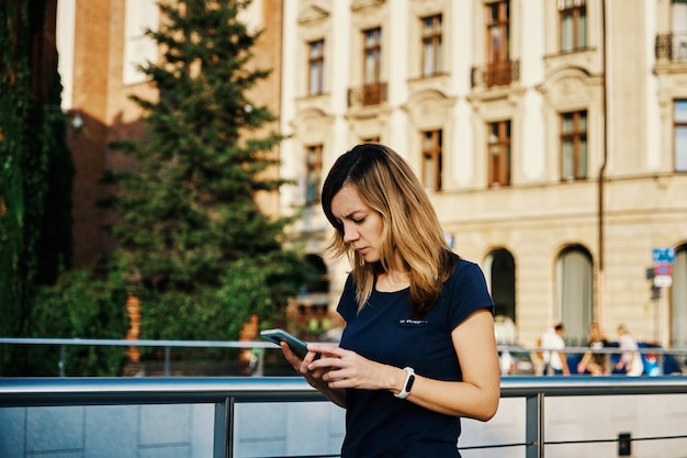 Kobieta za pomocą smartfona na ulicy miasta