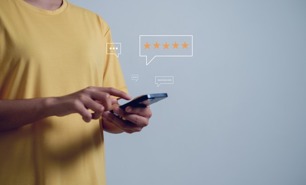 kobieta za pomocą smartfona pisze na czacie na żywo w aplikacji komunikacja koncepcja cyfrowej sieci i sieci społecznościowej okno czatu aplikacji mediów społecznościowych na telefonie komórkowym