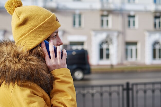 Kobieta Za Pomocą Smartfona W Mieście Na świeżym Powietrzu