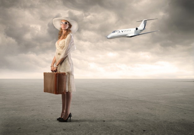 Zdjęcie kobieta zamierza podróżować samolotem