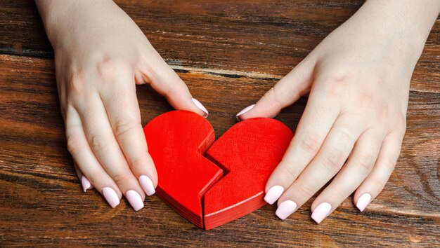 Zdjęcie kobieta zbiera złamane serce w swoich rękach pojęcie miłości