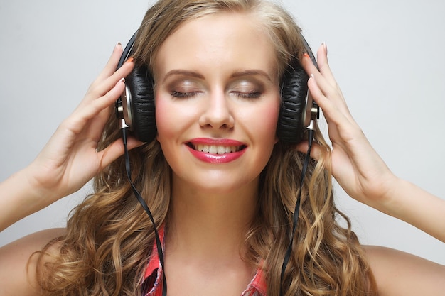 Kobieta ze słuchawkami do słuchania muzyki