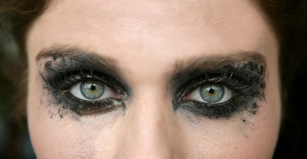 Kobieta zielone oczy, czarny makijaż oczu cień