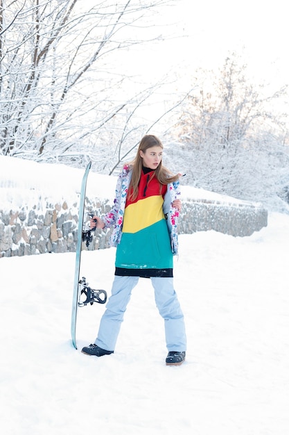 Kobieta Zima Odkryty Snowboardzie Koncepcja. Młoda Kobieta Trzyma Snowboard Na Ramionach, Odwraca Wzrok I Uśmiecha Się, Kopiuje Przestrzeń, Zbliżenie