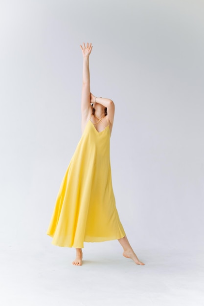 Kobieta żółta sukienka emocjonalna wolność taniec radość