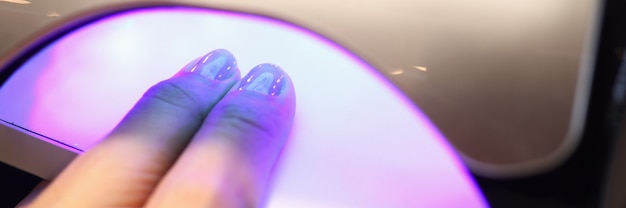 Kobieta Zrobić Manicure I Suche Paznokcie W Zbliżenie Lampy Ultrafioletowej