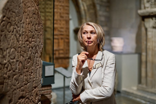 Kobieta Zwiedzająca średniowieczne Ekspozycje W Muzeum