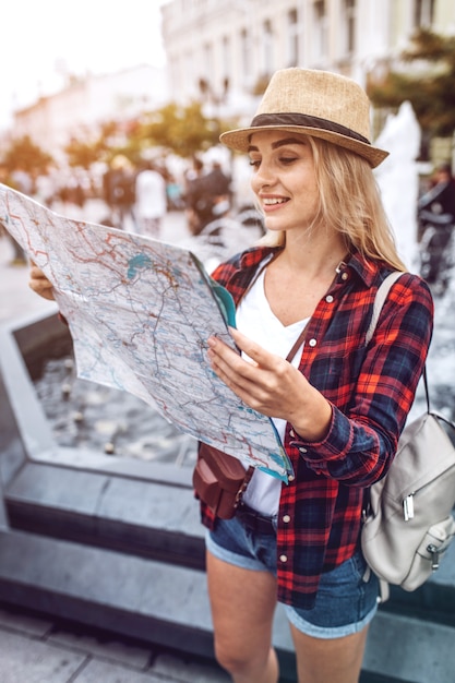 Zdjęcie kobieta zwiedzania mapy na ulicy