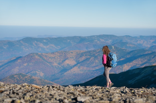 Kobiety backpacker cieszy się otwartego widok na górach