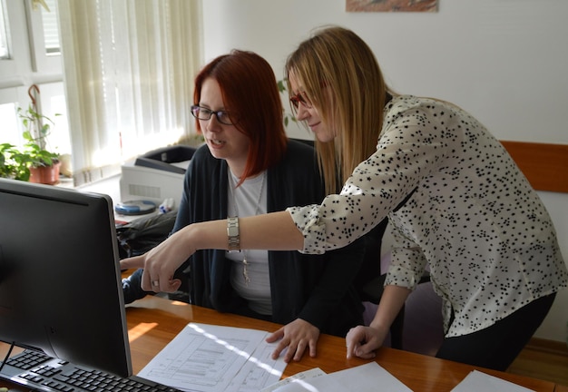 Kobiety biznesmenki pracujące z komputerem w biurze