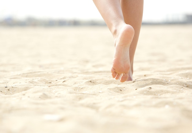 Kobiety bosy odprowadzenie na plaży