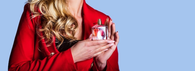 Zdjęcie kobiety butelka perfum piękna dziewczyna używająca perfum kobieta z butelką perfum butelka parfum kobieta spray aroma