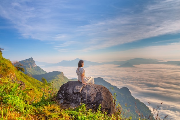 Kobiety cieszą się świeżym powietrzem i obejmują Naturein rano w Phu Chi Dao w Tajlandii