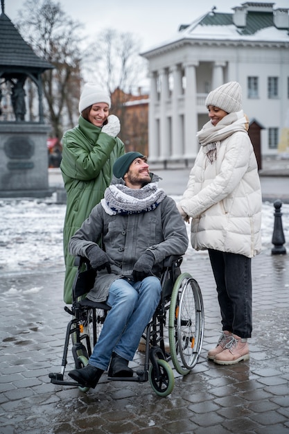 Zdjęcie kobiety cieszące się czasem ze swoim przyjacielem na wózku inwalidzkim