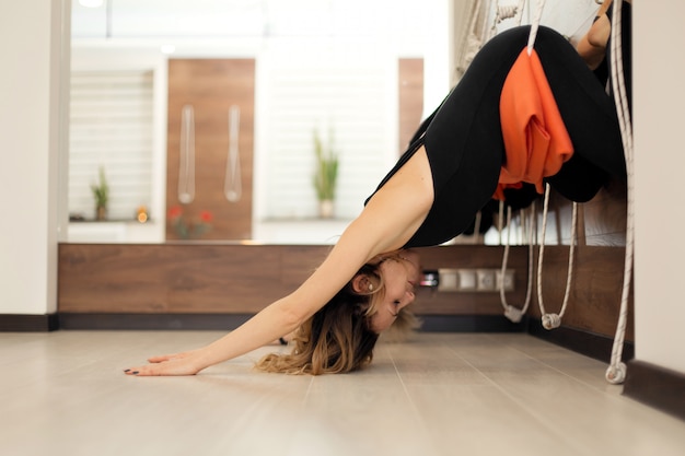 Kobiety ćwiczy Joga Na Arkanach Rozciąga W Gym. Fa