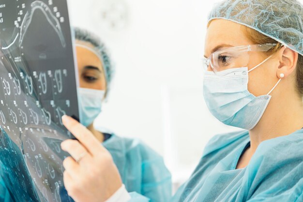 Zdjęcie kobiety dentystki badające rentgen w klinice