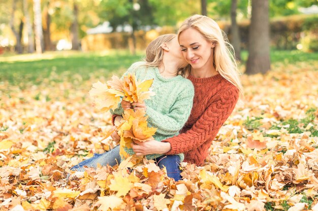 Kobiety i dziewczyny mienia jesieni żółci liście