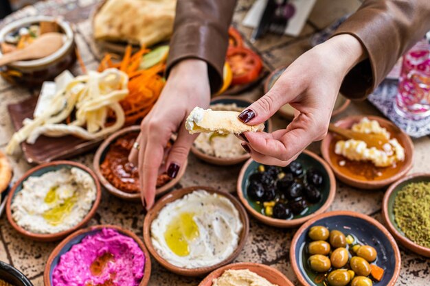 Kobiety Jedzące Tradycyjną Turecką Wioskę śniadanie Serwowane W Restauracji. Widok Z Góry.