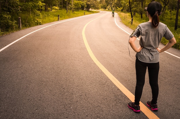 Zdjęcie kobiety jogging dla zdrowia, koncepcja zdrowia miłości.