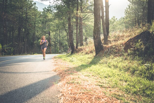 Kobiety jogging Na ścieżce przyrodniczej w parku