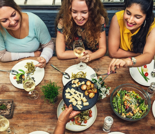 Kobiety komunikacyjnego gościa restauracji Wpólnie pojęcie