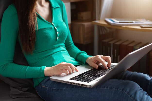 Kobiety korzystają rano z połączenia Wi-Fi w laptopie