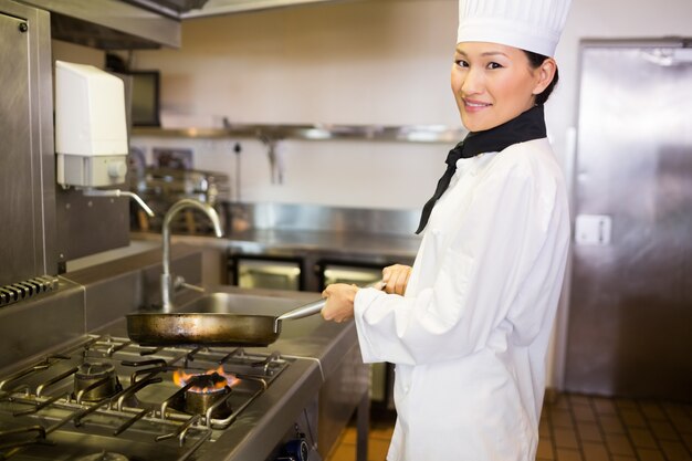 Kobiety kucbarski narządzania jedzenie w kuchni