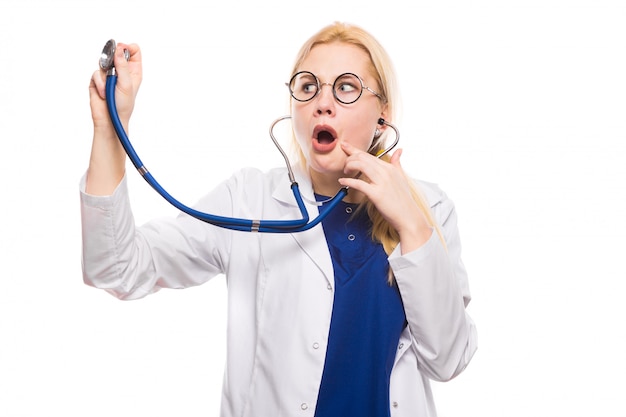 Kobiety lekarka w białym żakiecie z stetoskopem