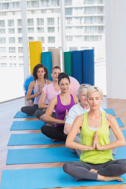 Kobiety medytujące w klasie fitness
