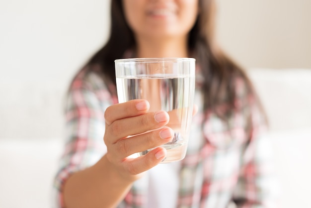 Kobiety mienia wody pitnej szkło w jej ręce. Pojęcie opieki zdrowotnej.