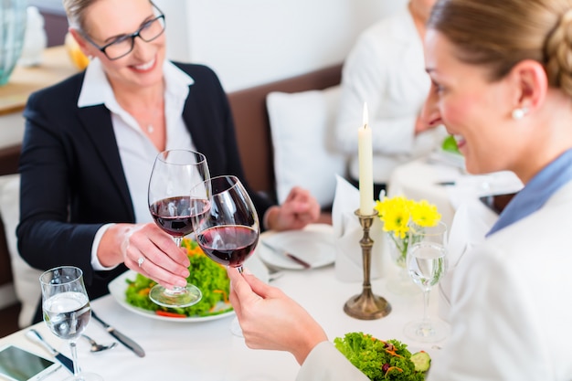 Kobiety na lunch biznesowy opiekania z winem