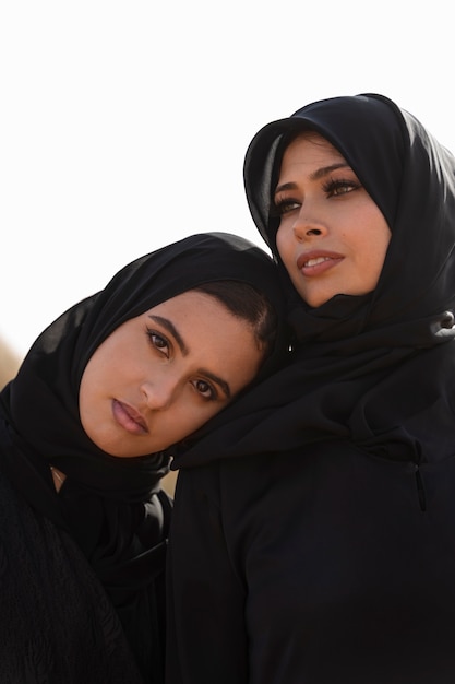 Kobiety Noszące Hidżab Na Pustyni