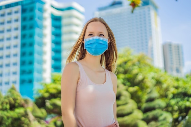 Kobiety noszące higieniczną maskę, aby zapobiec koronawirusowi covid 19 Ludzie w maskach Wybuch nowego zanieczyszczenia powietrza wirusem Corona Koncepcja świadomości ekologicznej