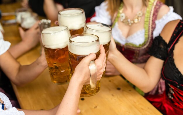 Zdjęcie kobiety pijące piwo na oktoberfest
