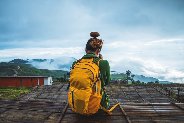 Kobiety Podróżujące Po Azji Relaksują Się W Czasie Wakacji. Fotografia Krajobraz Na Moutain.thailand