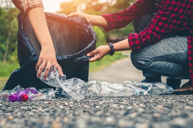 Kobiety pomagają dobrowolnie w zbieraniu śmieci w celu recyklingu środowiska