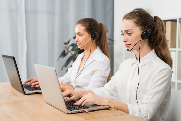 Zdjęcie kobiety pracujące w call center