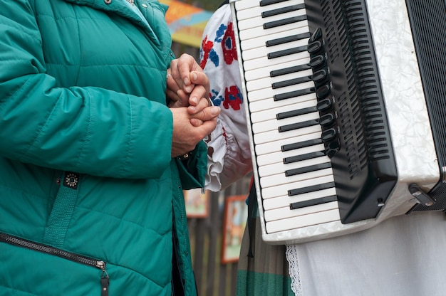 Kobiety Przyjaźń Przyjazny uścisk dłoni dwóch kobiecych ubrań Muzyka ludowa Tradycyjny jesienny dożynek Ludzie i tradycje