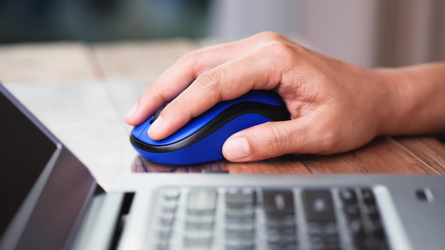 Kobiety ręcznie używają palców do klikania bezprzewodowej myszy komputerowej