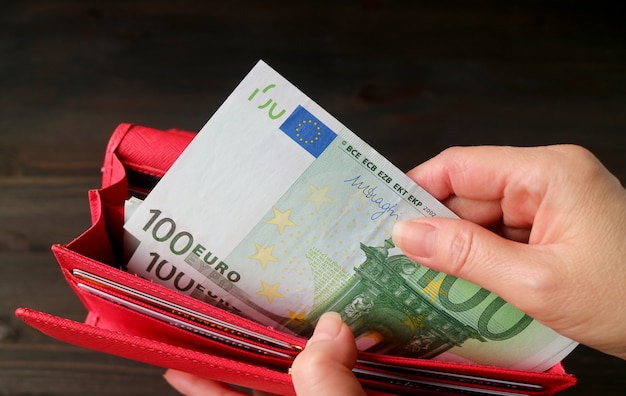 Kobiety Ręka Bierze Banknoty Euro Od Czerwonego Portfla