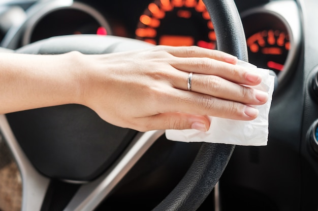 Kobiety Ręki Cleaning Na Kierownicie W Jego Samochodzie. Koncepcja Antyseptyki, Higieny I Opieki Zdrowotnej