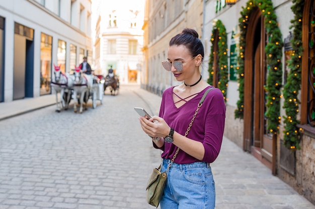 Kobiety Rozmowa Jej Smartphone W Mieście. Młody Atrakcyjny Turysta Outdoors W Włoskim Mieście